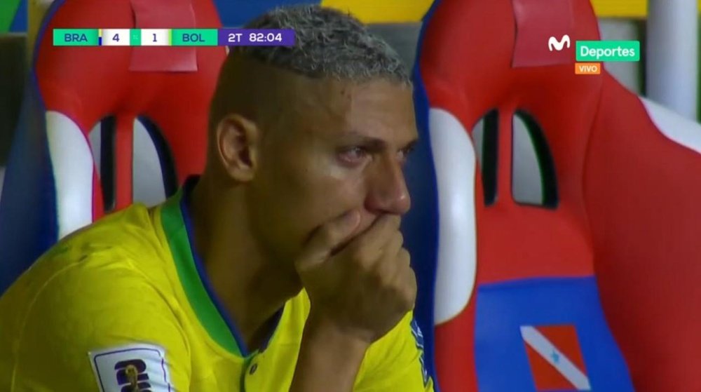 Richarlison chora após ser substiyuído em partida pela Seleção. Captura/MovistarDeportes