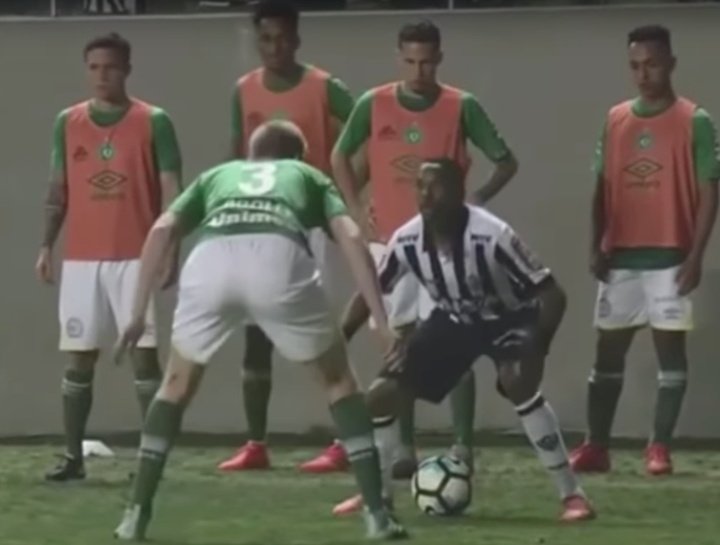 Robinho provoca jogador da Chapecoense: 