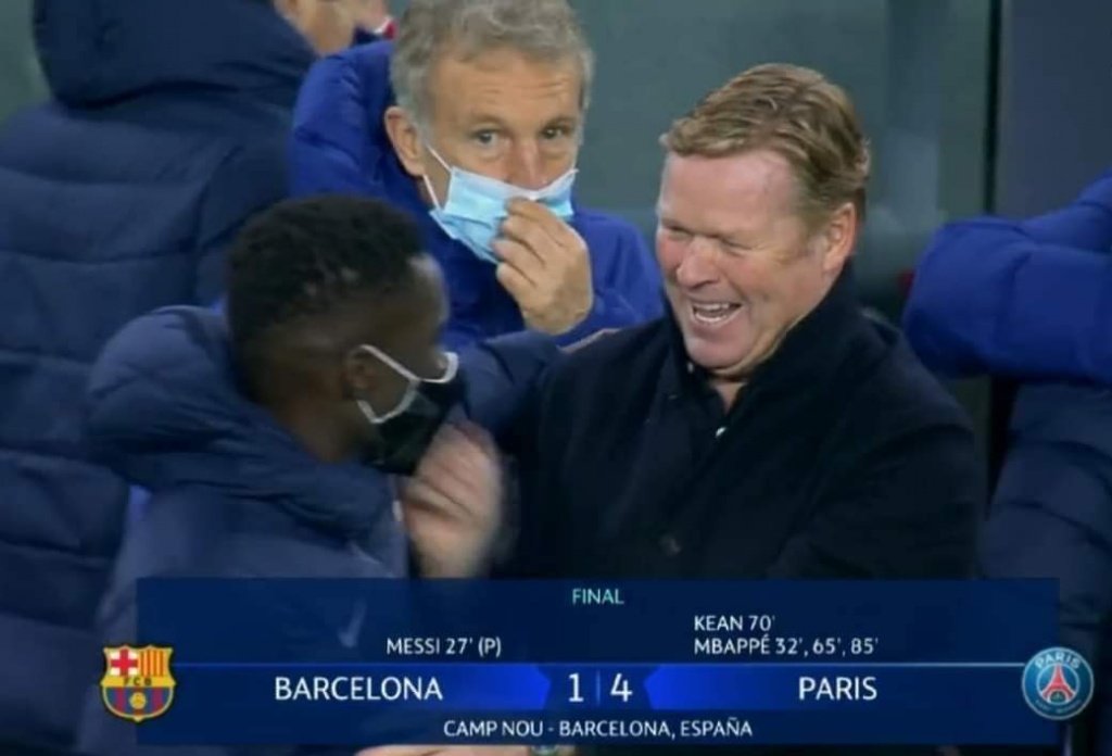 Sorrisos de Koeman após goleada revoltam o barcelonismo. Captura/Movistar