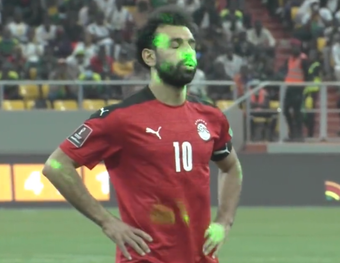 A FIFA castiga o Senegal por laseres contra Salah.Captura/SSC