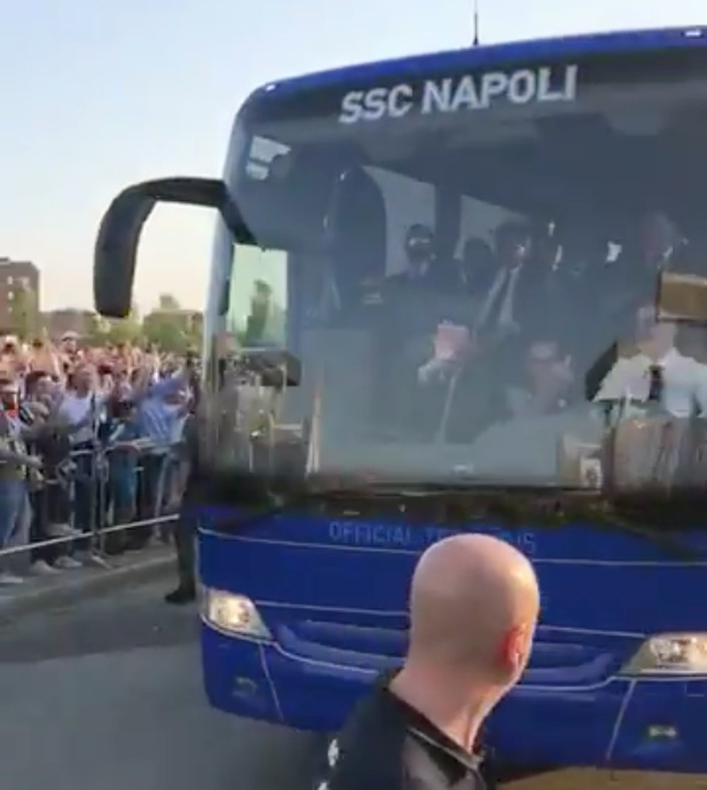 Sarri le sacó el dedo a los aficionados de la Juventus. Twitter
