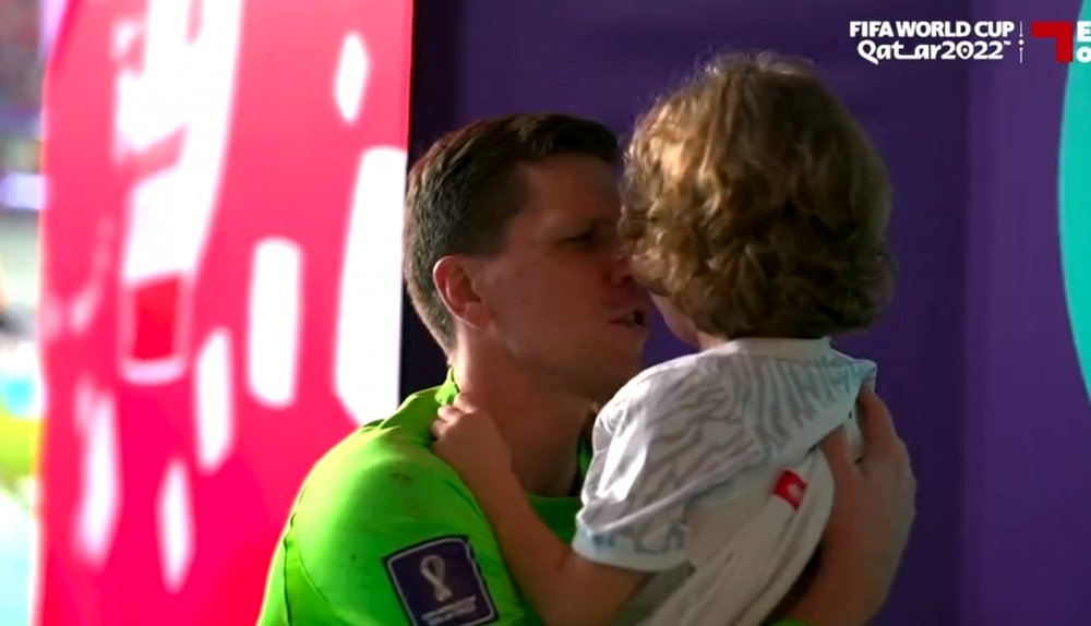 Szczesny consoló a su hijo. Captura/AlkassSports