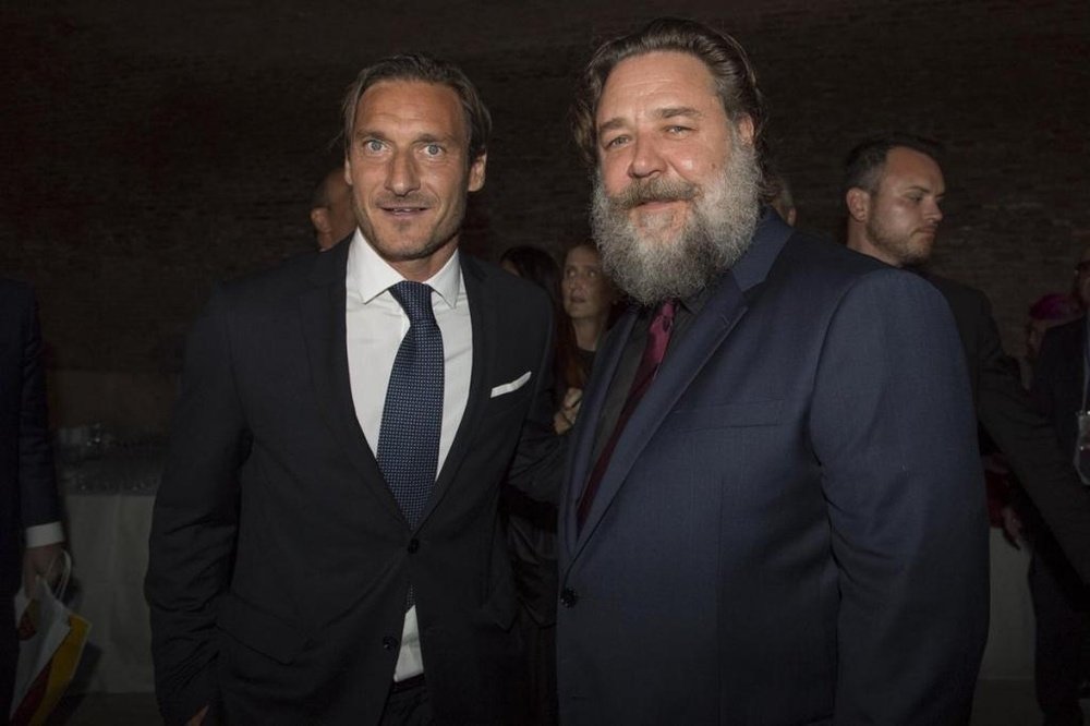 Totti posó junto al actor que interpreta a Máximo Décimo Meridio en 'Gladiator'. Captura