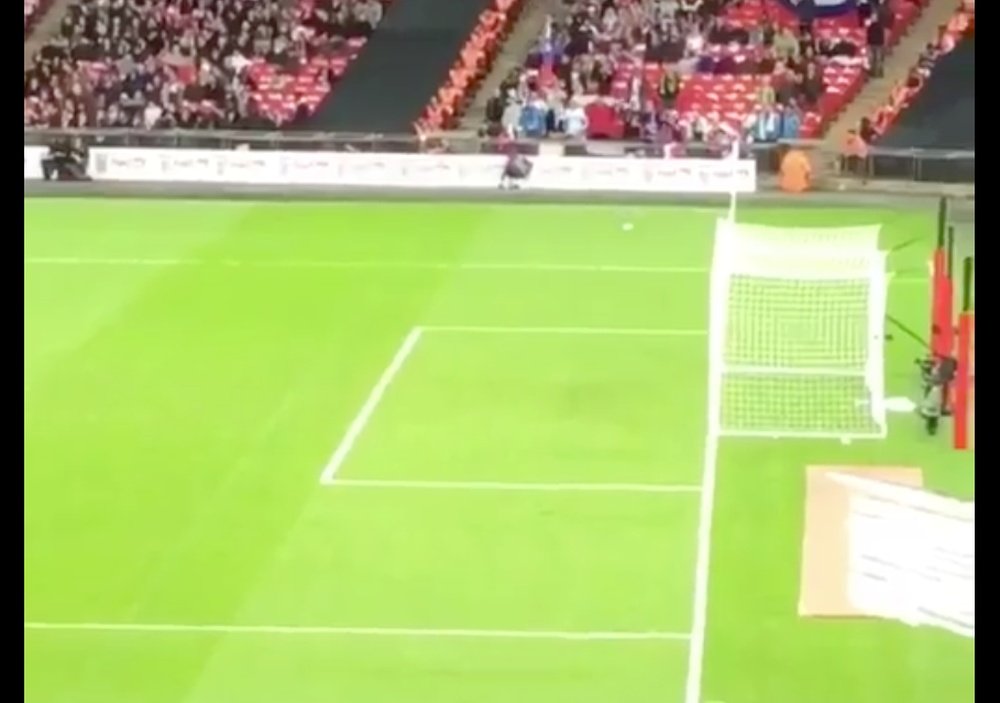 Un avión de papel entró en una de las porterías de Wembley. Twitter