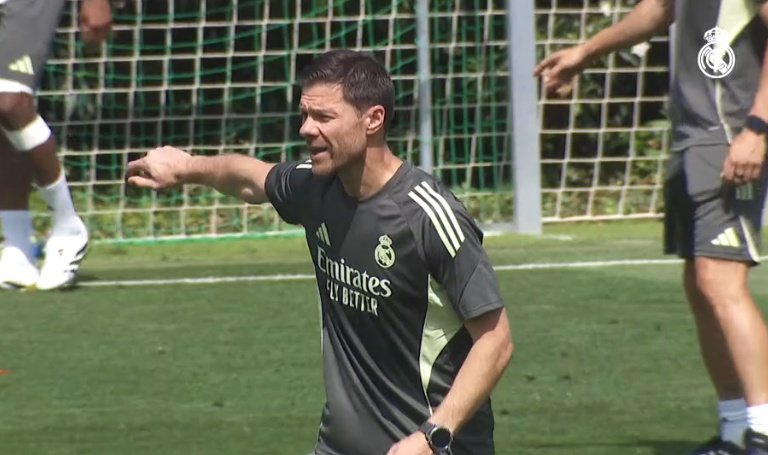 Xabi Alonso led his first training session as Madrid coach. Screenshot/RealMadridTV