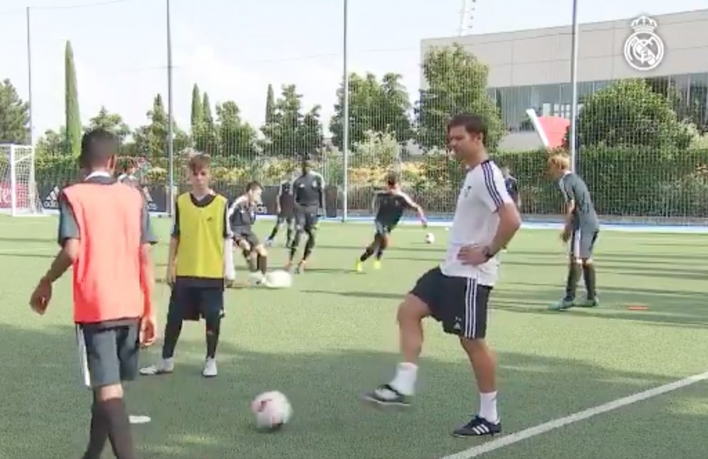 Xabi Alonso debutó como nuevo entrenador del Infantil A del Real Madrid. CanteraRealMadrid