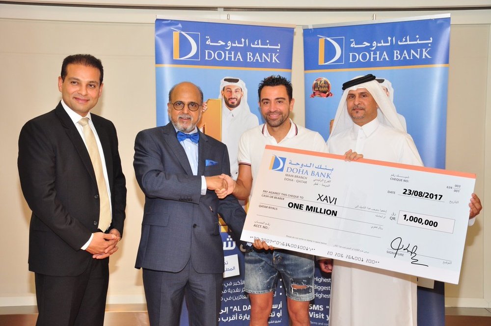 El centrocampista catalán recogió su premio en el Doha Bank. DohaBank