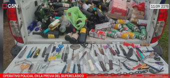 La policía de Córdoba tuvo que emplearse a fondo en la previa del 'Superclásico', ya que realizó registros exhaustivos a los aficionados que se saldaron con la incautación de armas blancas, drogas y alcohol, entre otras cosas.