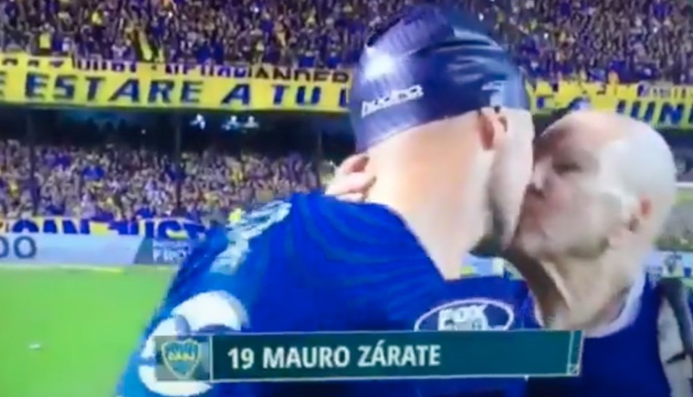 El podólogo de Boca le dio un beso en al boca a Zárate. Captura/FOXSports