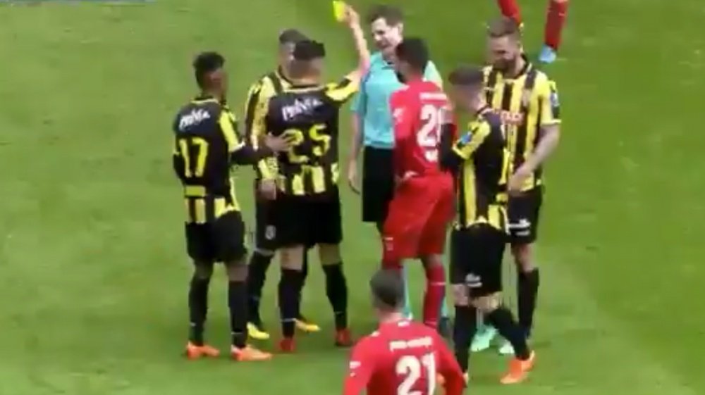Un jugador le mostró la amarilla al árbitro. Captura