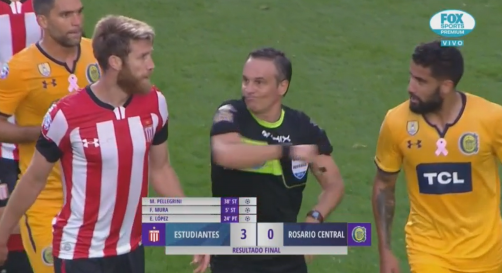 El árbitro le pegó un codazo a un jugador... ¡para intentar calmarlo!