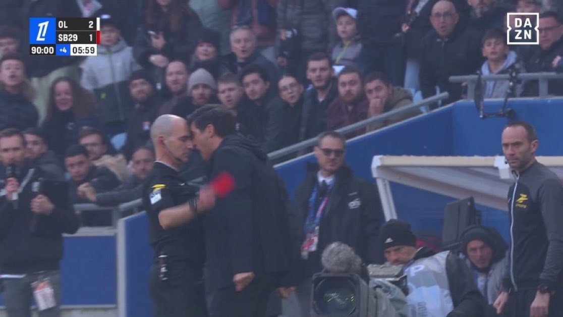 Paulo Fonseca se encaró con el árbitro tras enseñarle la roja. Captura/DAZN