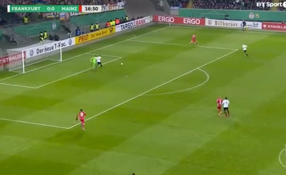 Adler cometió un error que propició el gol del Eintracht. Captura/BTSport
