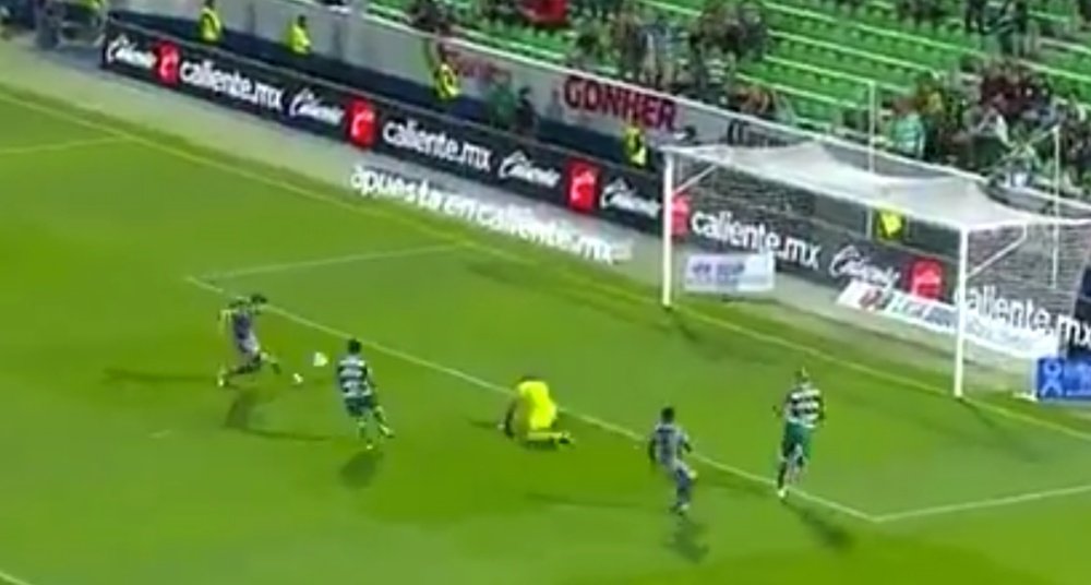 Incomprensible fallo de Madrigal a puerta vacía. Captura/AztecaDeportes