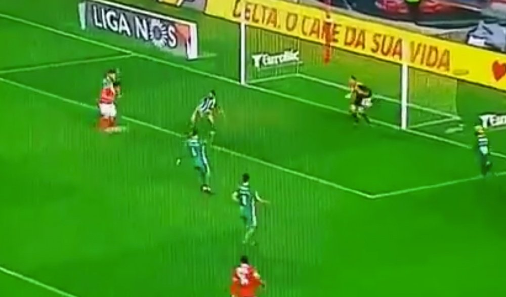 Raúl Jiménez anotó un buen tanto en la victoria del Benfica. Twitter