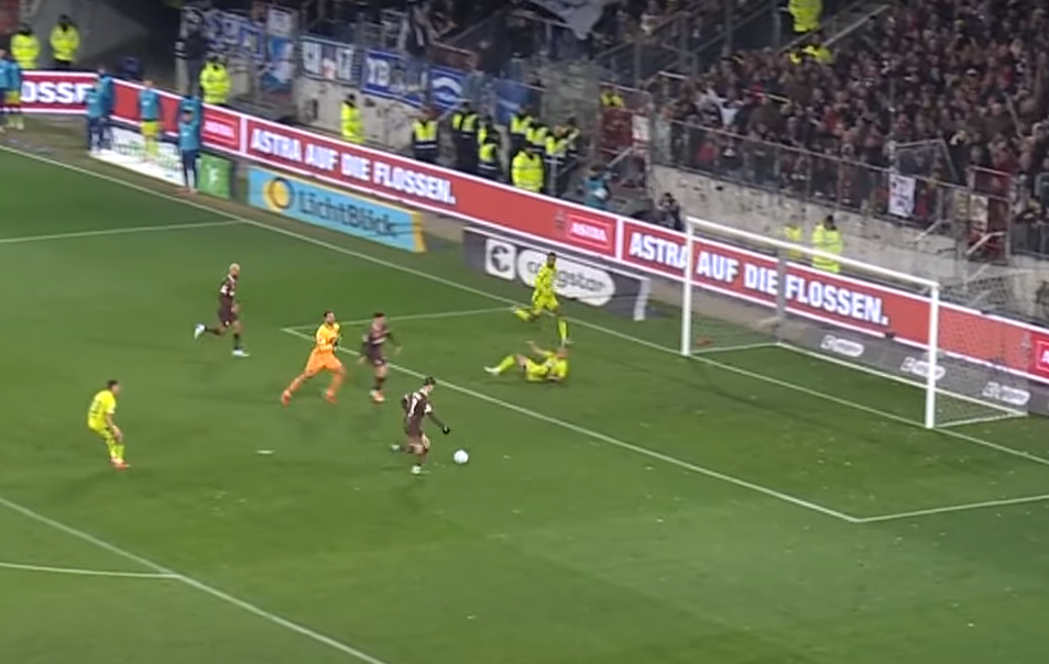 Un error facilita la victoria del St. Pauli