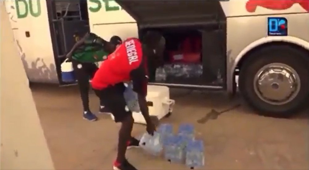 Le geste de Sadio Mané qui aide le staff à la sortie du bus du Sénégal. Capture/ESPN