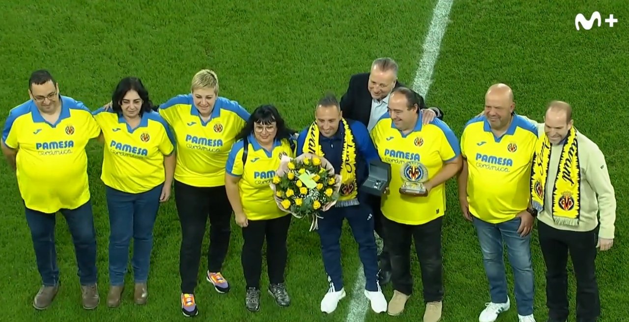 El Villarreal homenajeó al 'mago' Cazorla. Captura/MovistarFutbol