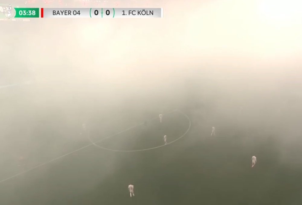 Detenido el Bayer Leverkusen-Köln por el humo de las bengalas. Captura/GolPlay