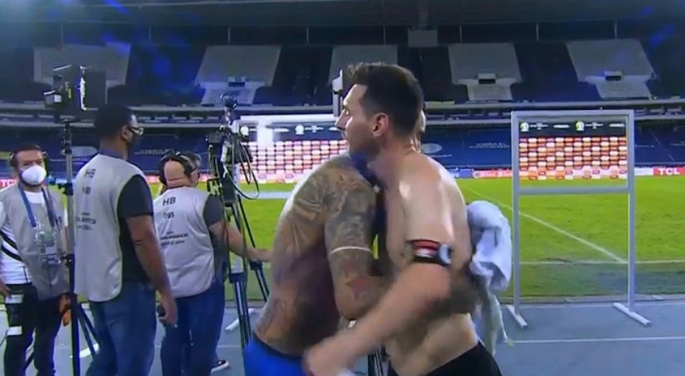 Messi y Vidal intercambiaron sus camisetas. Captura/TyCSports
