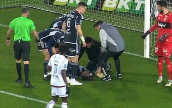 El jugador del Girondins de Burdeos Alberth Elis sufrió un grave traumatismo craneal en el encuentro ante el Guingamp. Tras las primeras pruebas, fue inducido a un coma para poder trasladarlo a un hospital, tal y como ha informado el diario 'L'Équipe'.