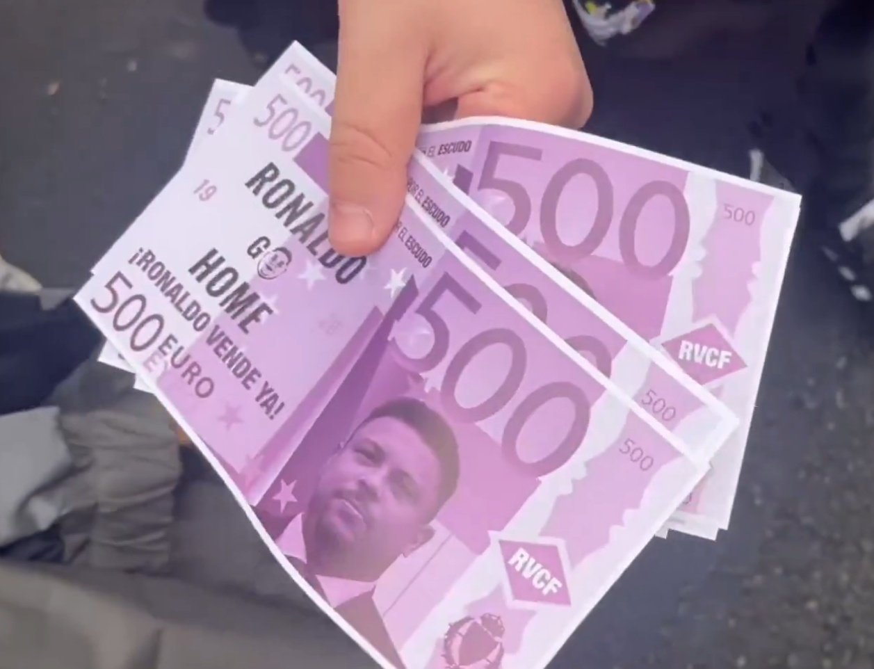 Lanzaron billetes con la cara de Ronaldo. Captura/ElChiringuito