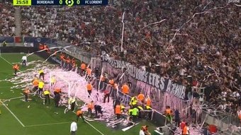 El Girondins-Lorient se detuvo por el lanzamiento de papel higiénico. Captura/PrimeVideo