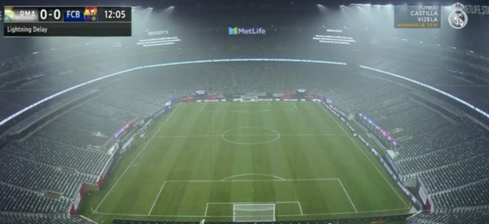 'El Clasico' was suspended for an hour because of a lightning strike. Screenshot/RealMadridTV