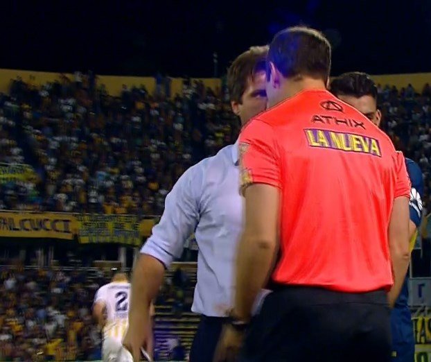 Gustavo se enfrentó al cuarto árbitro en el Rosario Central-Boca. TyCSports