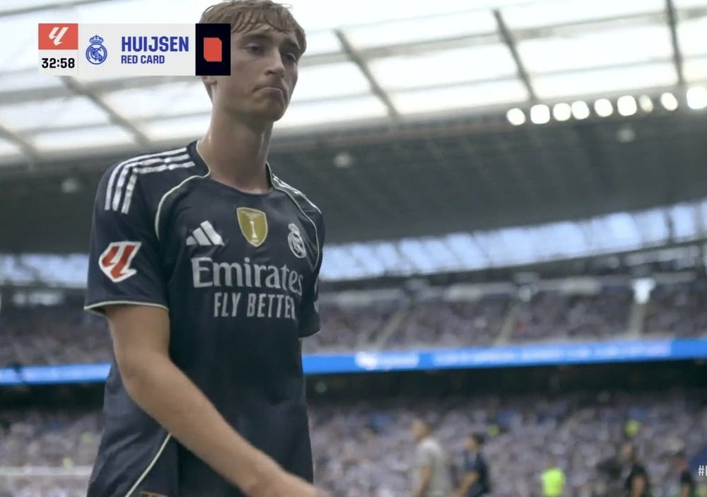 Huijsen, mandato sotto la doccia per aver trattenuto Oyarzabal da ultimo uomo. Captura/Movistar