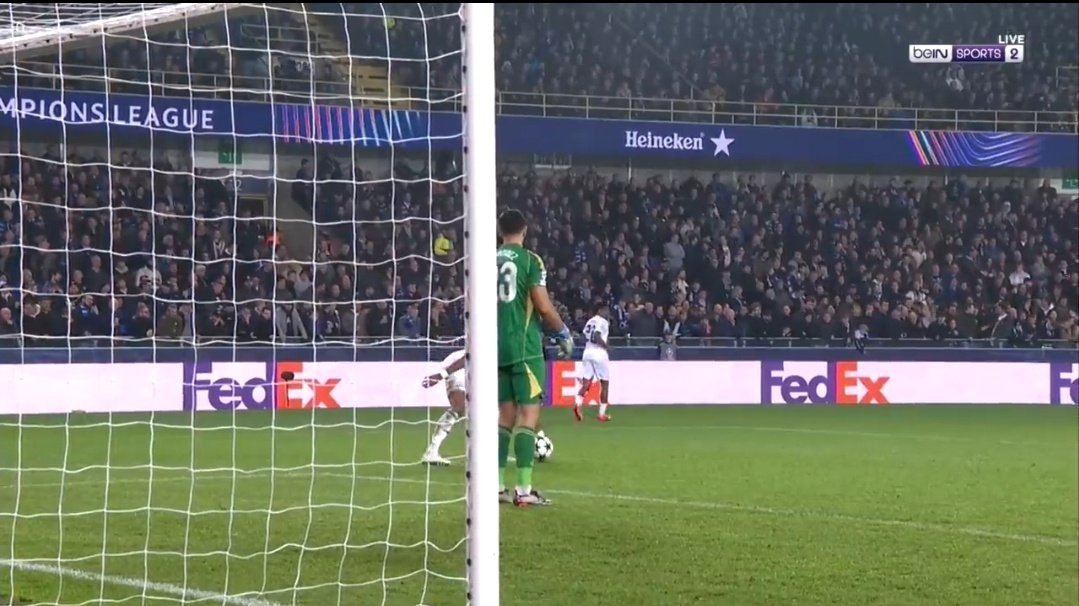 Aston Villa, who struggled mightily against Brugge in the first half, were dealt a blow in the second half. Tyrone Mings, from Dibu Martinez's kick, caught the ball with his hand and the referee awarded a penalty.