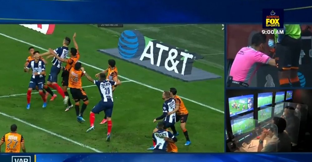 Alucinante: el árbitro pitó penalti tras señalar el descanso y Funes Mori lo falló. Captura/FOXSport
