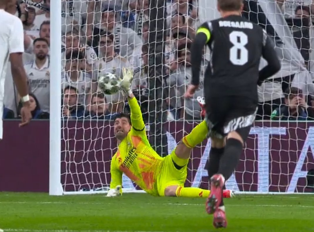El VAR cazó a Asencio y Courtois obró el milagro en un 'Panenka' de Saka
