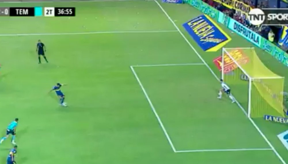 Ayala evitó el gol de Tévez desde el punto de penalti. Captura/TNT