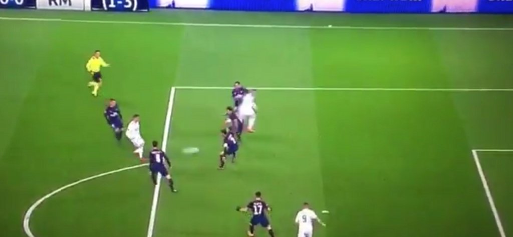 Ronaldo felt he had been impeded by the Brazilian. Screenshot/Antena3