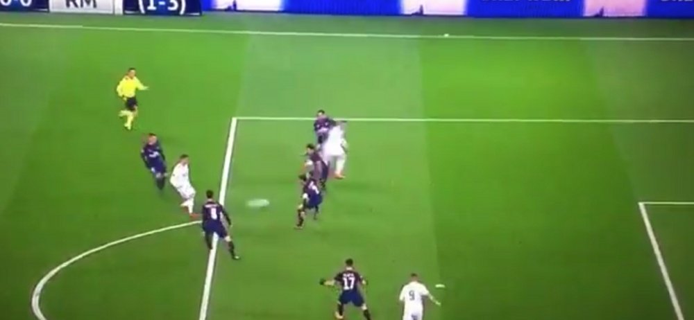 Ronaldo felt he had been impeded by the Brazilian. Screenshot/Antena3