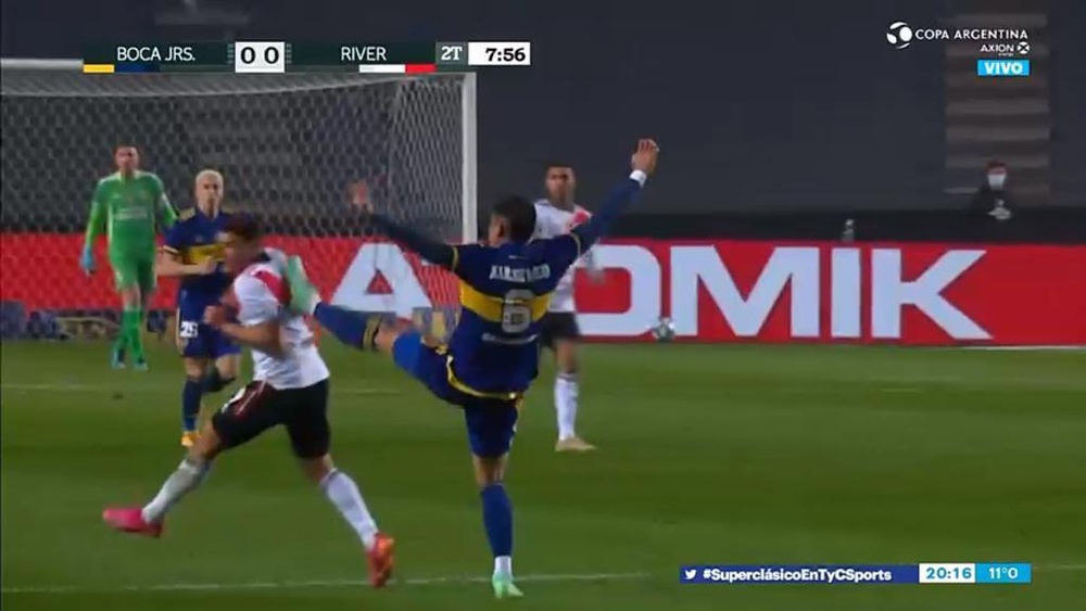 Planchazo de Marcos Rojo. Captura/CopaArgentina