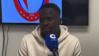 The Senegalese goalkeeper of Rayo Majadahonda Cheikh Sarr spoke to the newspaper 'El Mundo' and also stopped by the microphones of 'El Partidazo de COPE' to talk about the racist incident he experienced in the match against Sestao River. The goalkeeper also thanked Vinicius, whom he considers an example in the fight against this scourge.