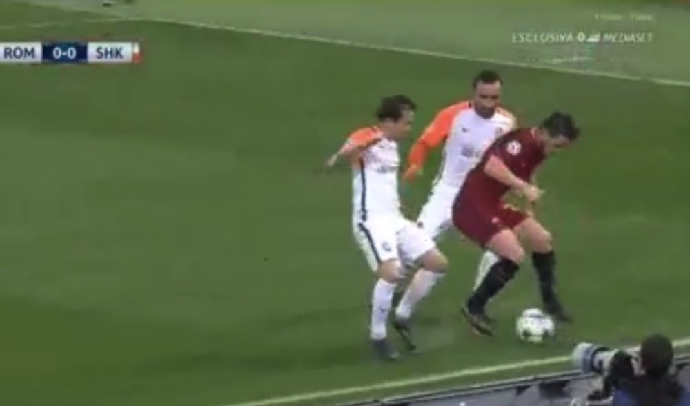 Florenzi left both players for dead with the piece of skill. Screenshot/Mediaset