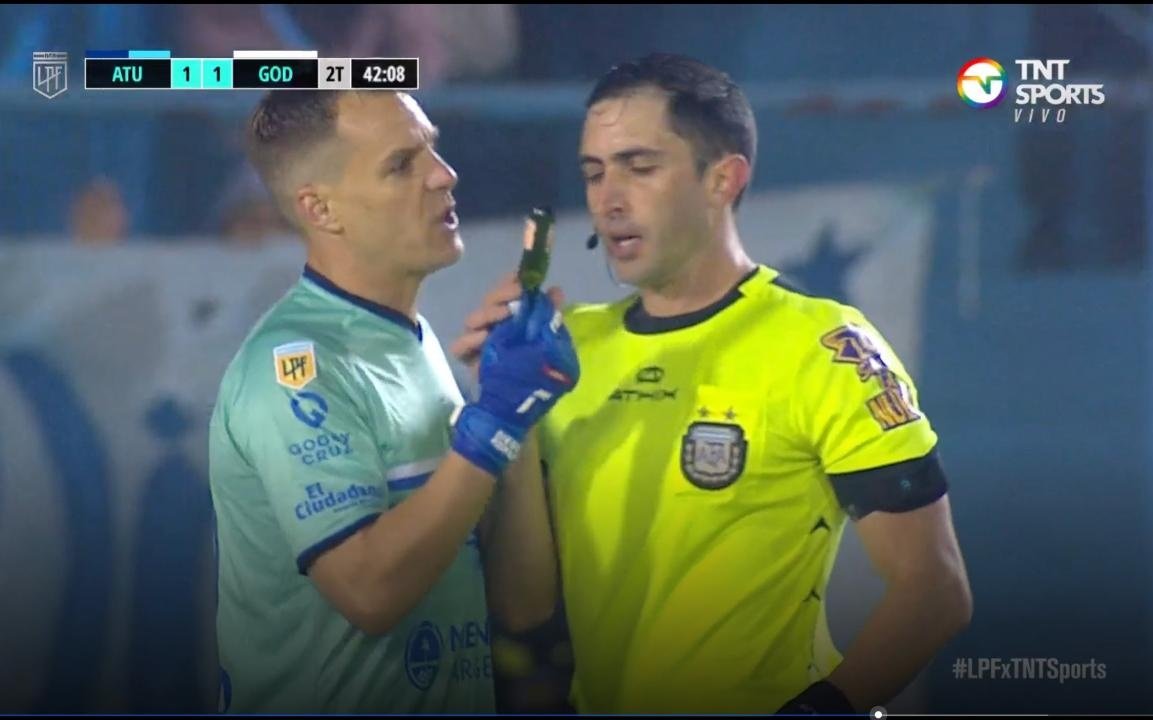 El Ruso Rodríguez le enseñó una botellita al árbitro. Captura/TNTSports