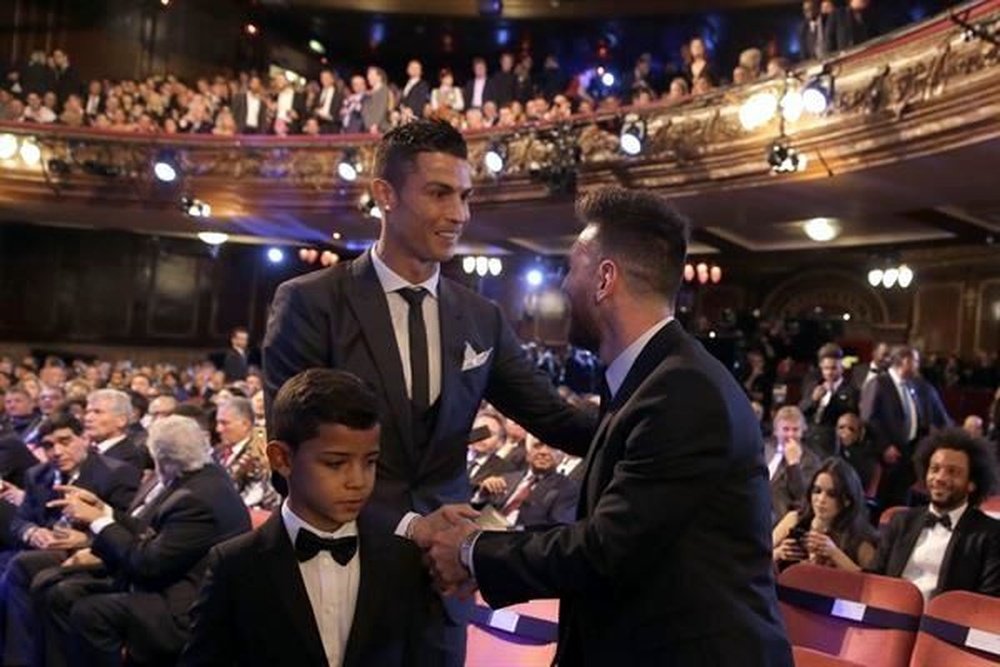 Cristiano y Messi se saludaron antes de comenzar la gala. Twitter