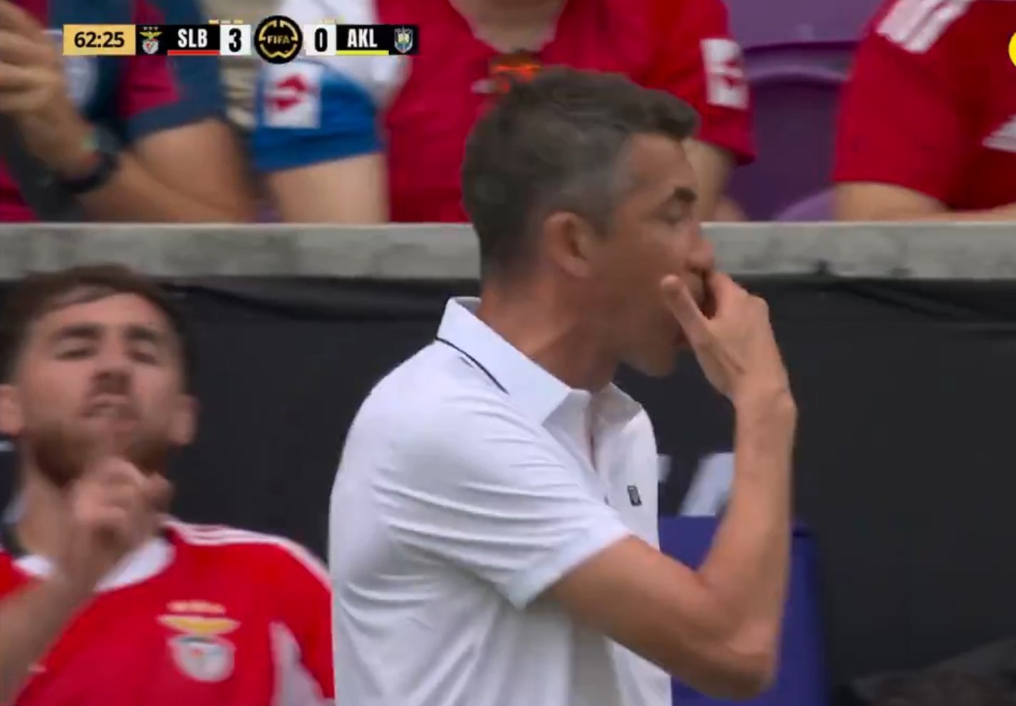 Tormenta en el Benfica: tenso cruce entre Lage y Kökçü. Captura/DAZN