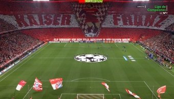 Brutal homenaje del Bayern a la leyenda con un imponente tifo. Captura/MovistarFutbol