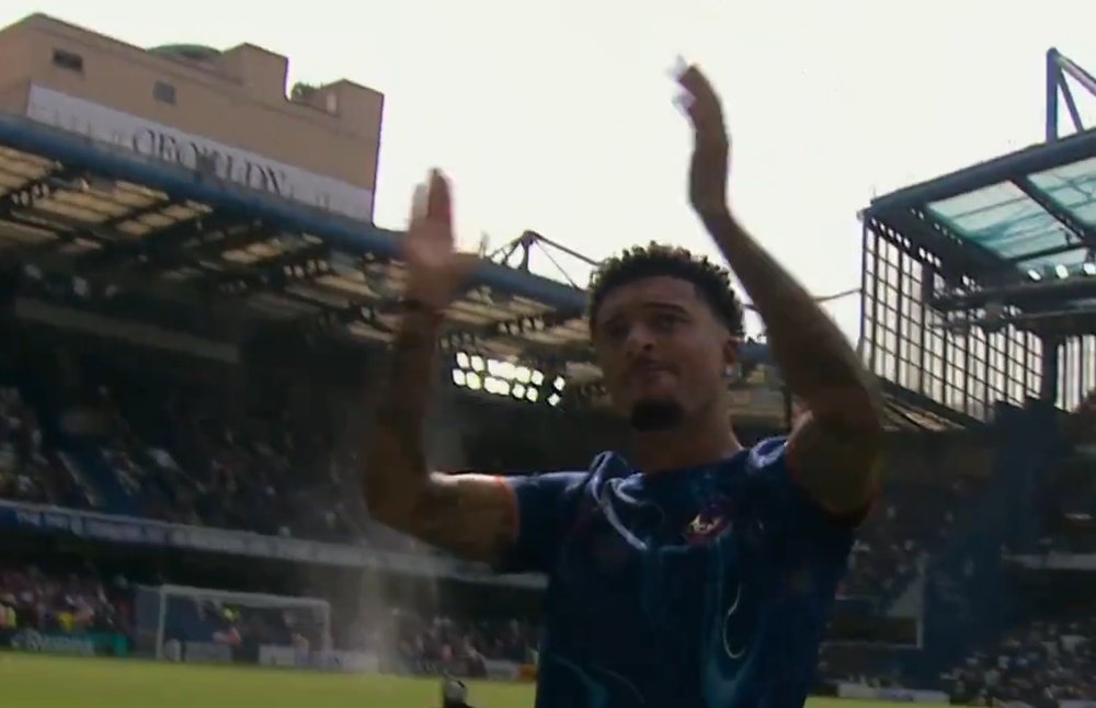 Sancho, presentado bajo una ovación de su nueva afición. Captura/SkySports