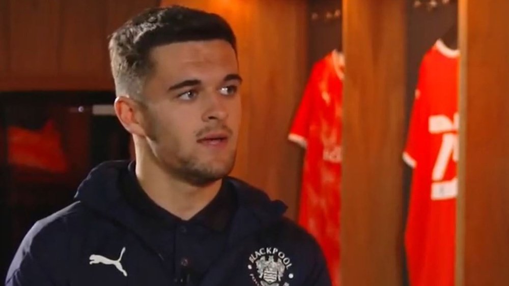 Jake Daniels reconoció en una entrevista su homosexualidad. Twitter/SkySportsNews