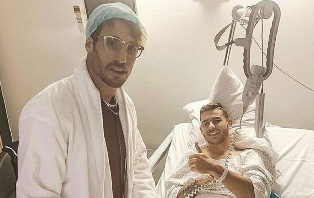 El 'doctor' Javi Martínez pasó consulta al lesionado Lucas. FCBayern