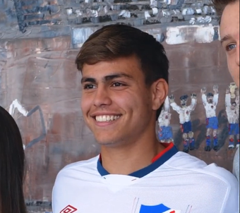 Jeremía Recoba, hijo del 'Chino' Recoba, firmó este viernes su primer contrato profesional con Nacional. El talento de 19 años lleva en el club uruguayo desde 2021 y aseguró cumplir un sueño.