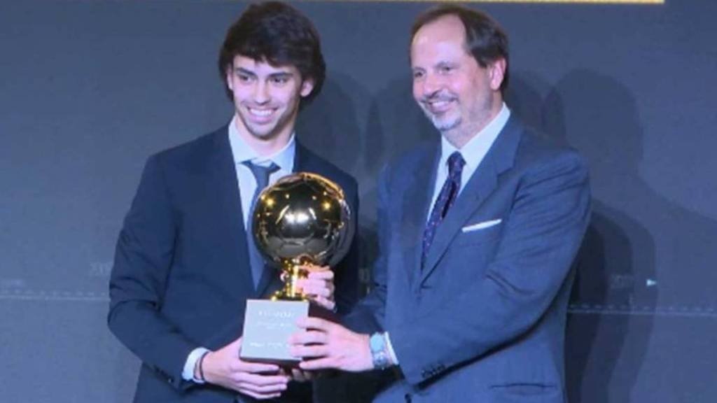 Joao Felix recieves the Golden Boy. Captura/Tuttosport