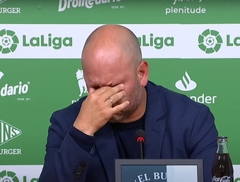 José Alberto López rompió a llorar en sala de prensa tras conseguir la permanencia del Racing. El entrenador del conjunto cántabro se acordó de su familia: 