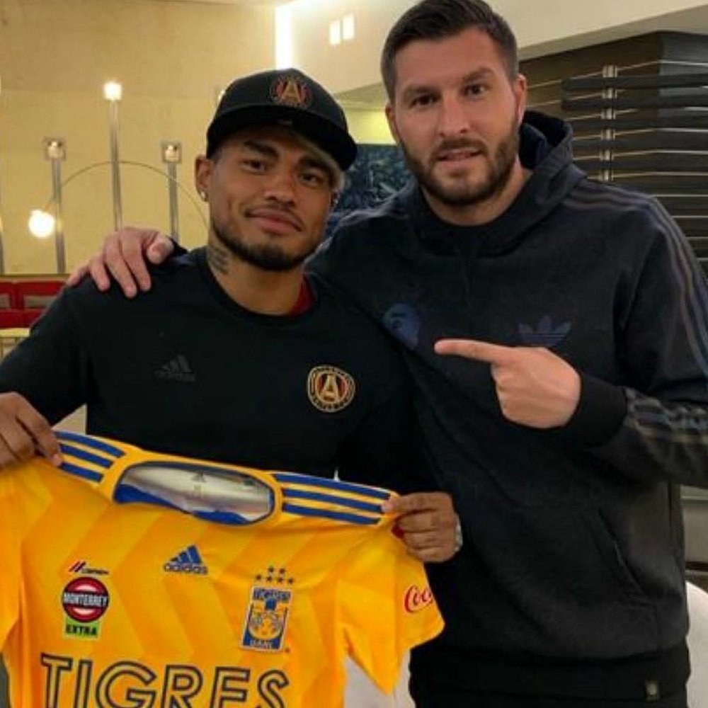Dos 'killers', con la camiseta de Tigres. Instagram/JosefMartinez